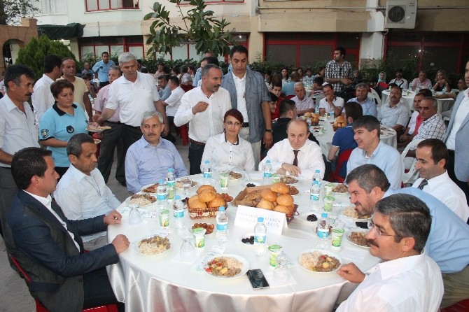 Yaklaşık 15 bin kişi iftarda buluştu