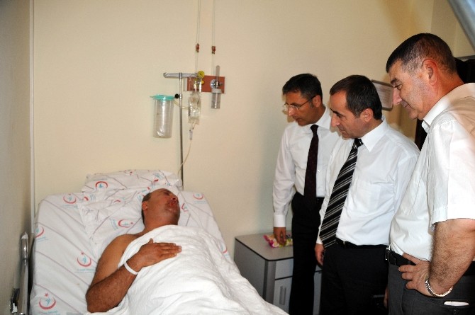Yaralı polisleri ziyaret etti