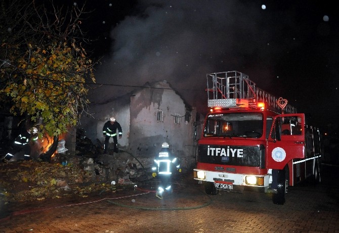 Yaşlı çiftin evi gece yarısı küle döndü