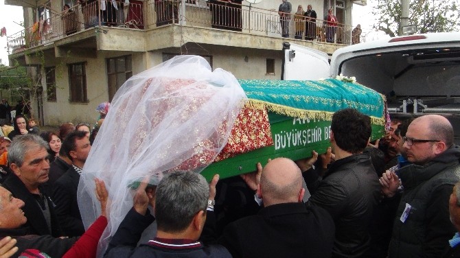 Yelda’nın gelinlik sarılı tabutu baba evinde