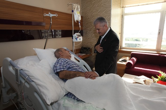 YILDIRIM, KOCAOĞLU'NUN HASTANEDEKİ KARDEŞİNİ ZİYARET ETTİ