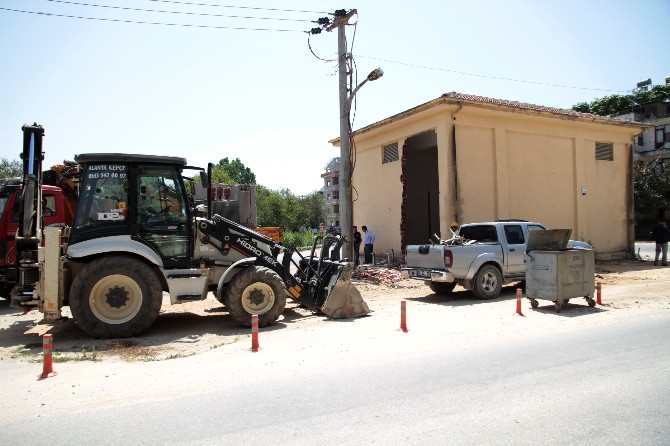 Yol ortasında kalan trafolar kaldırılıyor