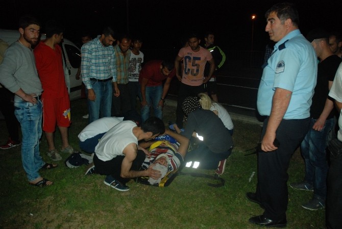 Yoldan çıkan otomobil, köprü korkuluklarına çarptı