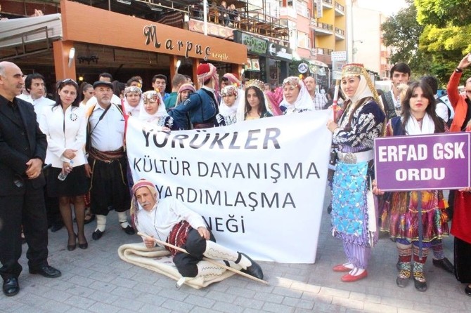 Yörük Ateşi Halk Oyunları ekibi,Eskişehir'de büyük beğeni topladı