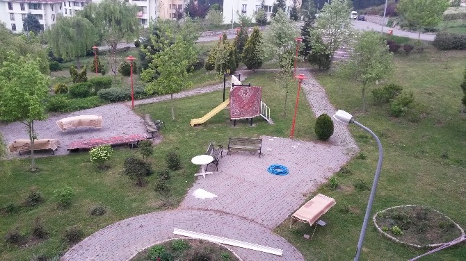 Yurdum insanı haber. Halıları Parkta kuruttu