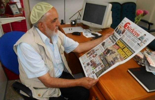 Zekiriya Dede 40 yıldır aynı gazeteyi okuyor