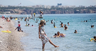 Antalya sahillerinde hafta sonu yoğunluğu